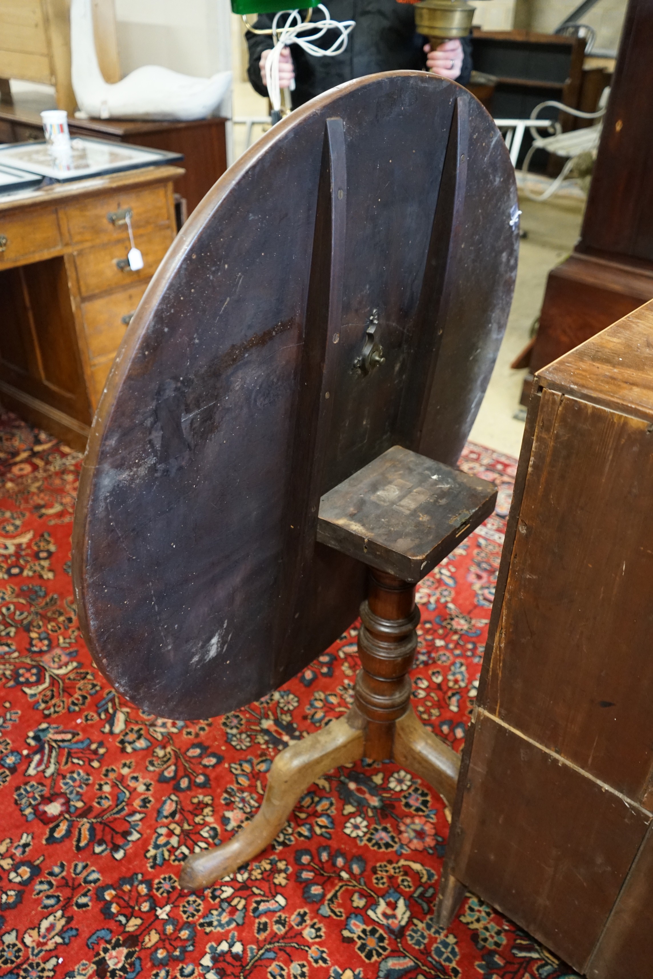 A Victorian mahogany circular tilt topped tea table, diameter 84cm, height 73cm